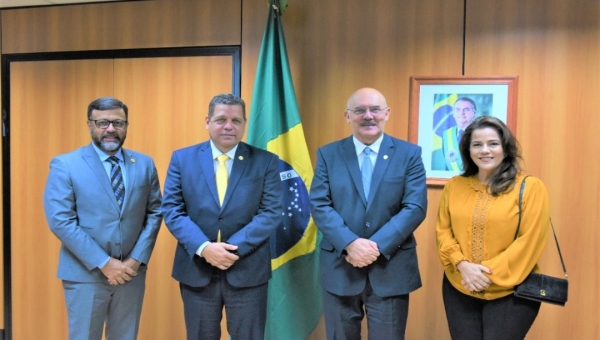 Ministro da Educação atende pedido de Mara Rocha e prioriza escolas da Transacreana 